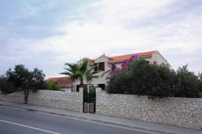  Apartments with a parking space Supetar, Brac - 5670  Супетар